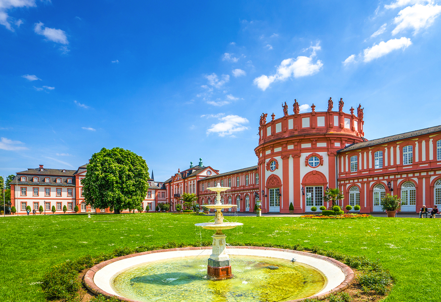In Wiesbaden lohnt sich ein Besuch des Schloss Biebrich.