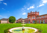 In Wiesbaden lohnt sich ein Besuch des Schloss Biebrich.