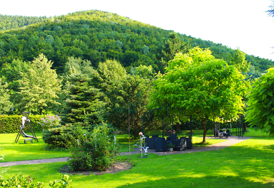 Der Garten des Parkhotels Weber-Müller ist im Sommer herrlich grün.