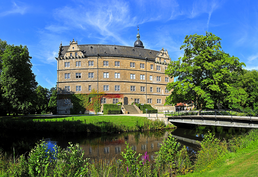 Besichtigen Sie Schloss Wolfsburg in der nur knapp 18 km entfernten Autostadt.