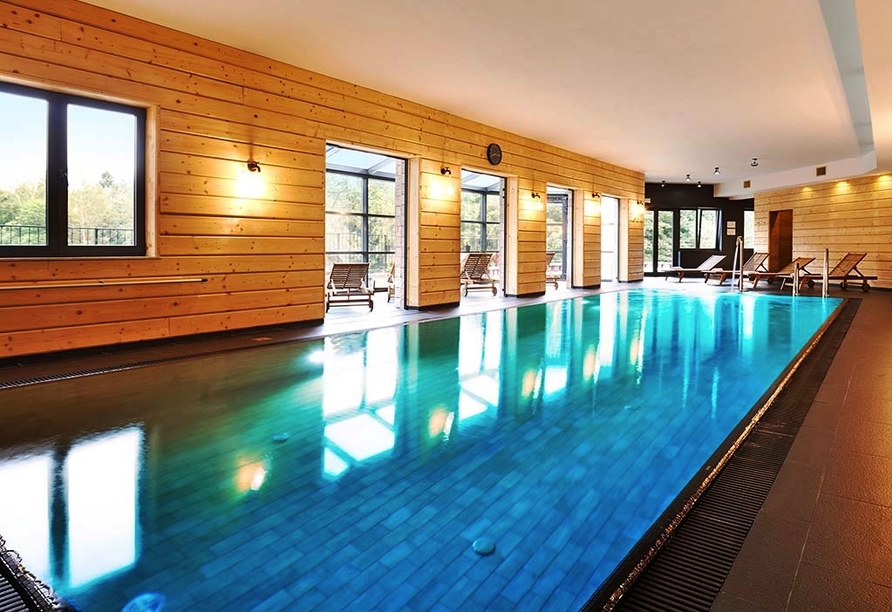 Ziehen Sie ein paar Bahnen im Hallenbad.