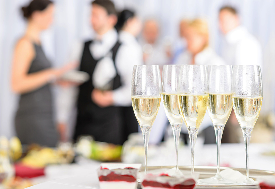 Stoßen Sie bei einem Glas Champagner auf ein neues Jahr an!