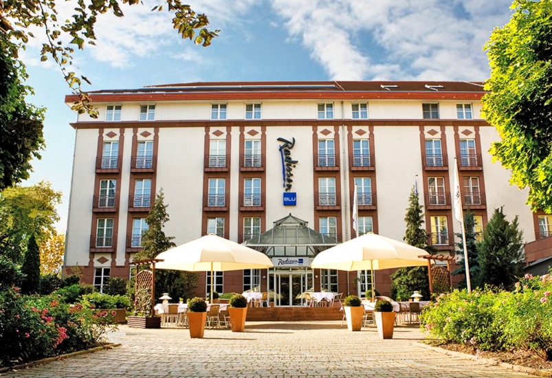 Der Hoteleingang des Radisson Blu Hotels in Halle Merseburg 
