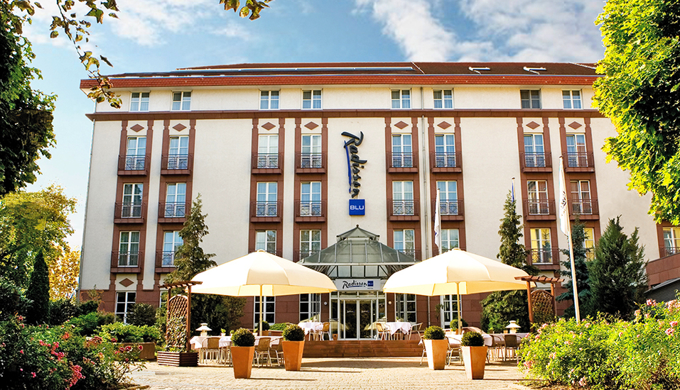 Der Hoteleingang des Radisson Blu Hotels in Halle Merseburg 