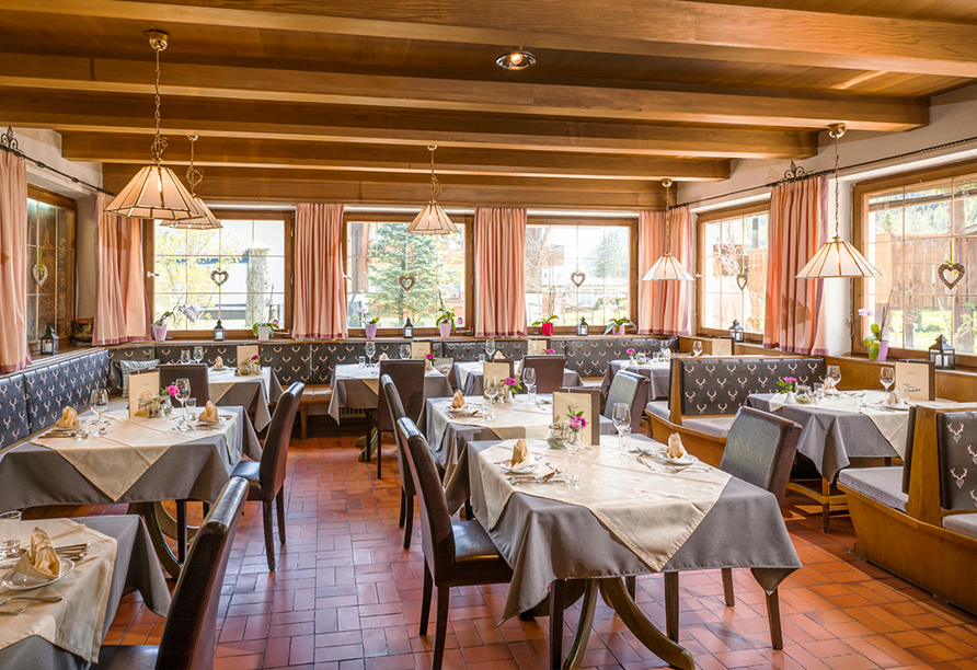 Das Restaurant im Hotel Enzian verwöhnt Sie mit regionalen Spezialitäten.