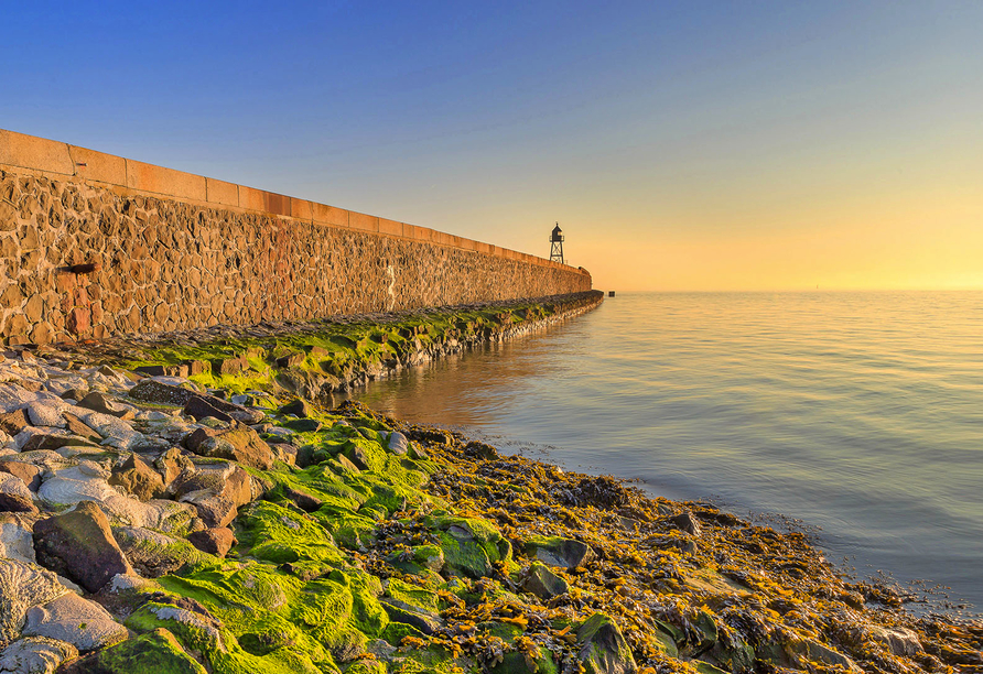 Ein Wellenbrecher, sogenannte Mole, bei Wilhelmshaven.