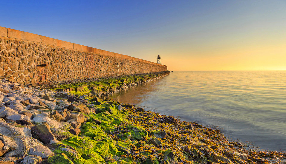 Ein Wellenbrecher, sogenannte Mole, bei Wilhelmshaven.