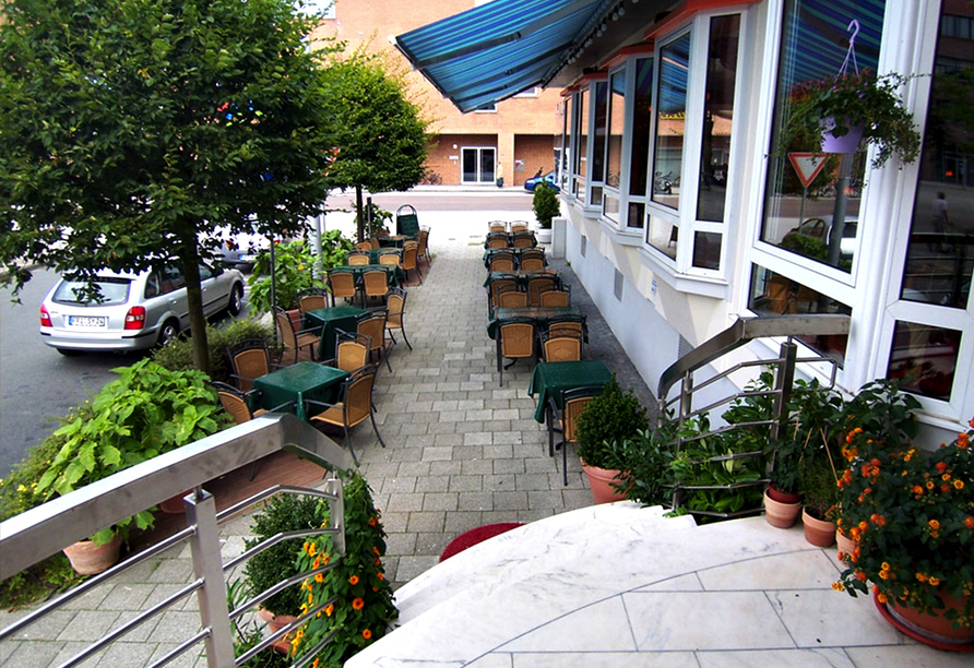 Bei gutem Wetter können Sie auf der Hotelterrasse Platz nehmen.