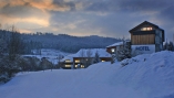 Außenansicht des Hotels am Pfahl im Winter