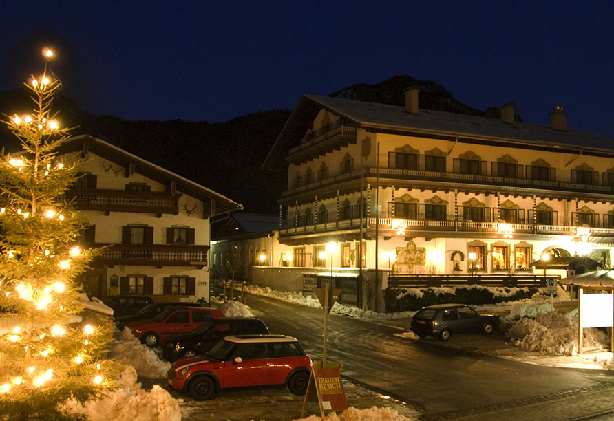 Landgasthof zur Post in Schleching, Winterliche Außenansicht