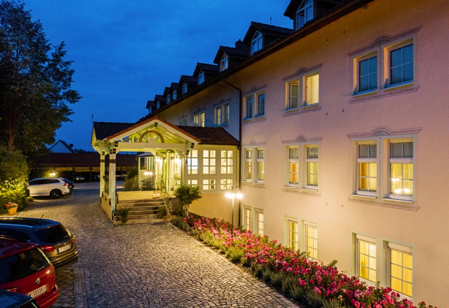 Bei Dämmerung sieht das Hotel besonders romantisch aus.
