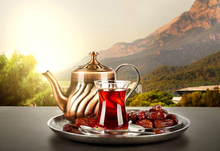 Gönnen Sie sich eine leckere Tasse türkischen Tee.