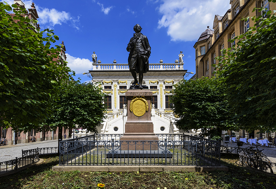 Das Goethedenkmal in Leipzig finden Sie auf dem Naschmarkt vor der Alten Börse.