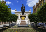 Das Goethedenkmal in Leipzig finden Sie auf dem Naschmarkt vor der Alten Börse.