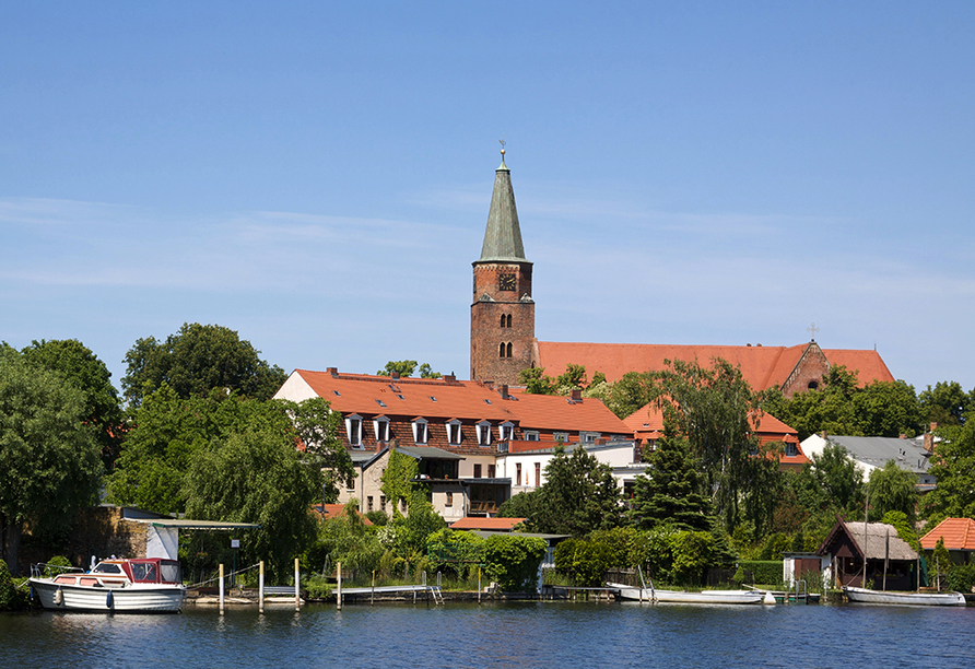 Betreten Sie über den Mühlendamm die historische Dominsel von Brandenburg an der Havel. 