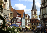 Lohr am Main lädt mit seiner historischen Altstadt und den charmanten Fachwerkhäusern zu einem abwechslungsreichen Ausflug ein.