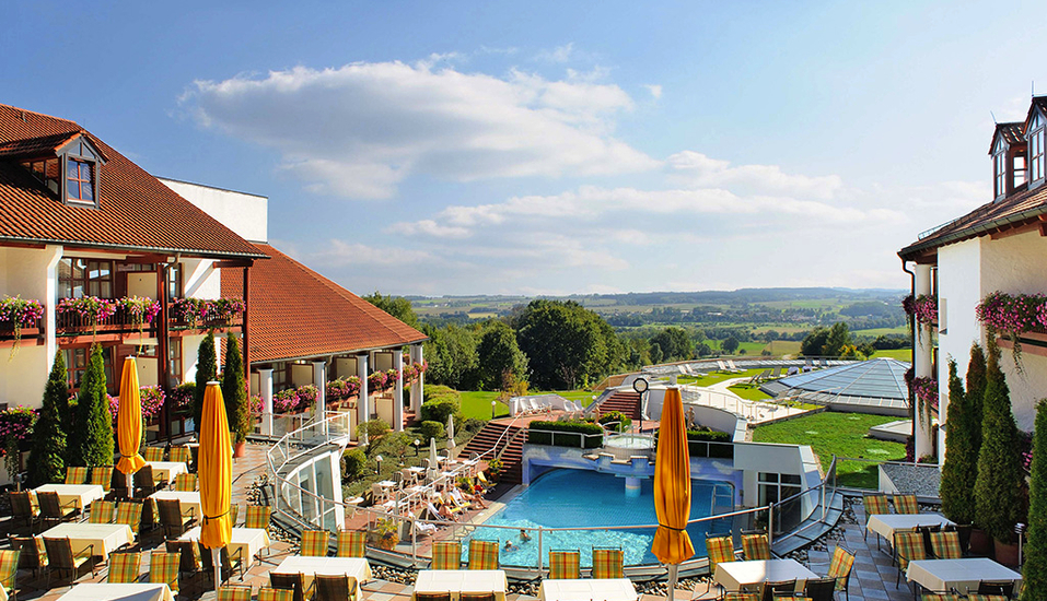 Die sonnige Terrasse lädt zum Verweilen ein.