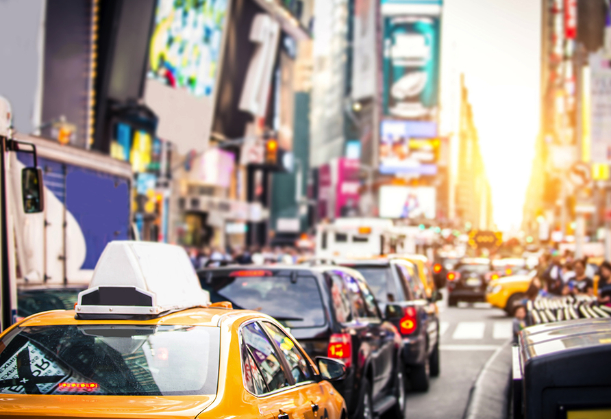 Wer durch das Lichtermeer am Times Square fährt, spürt, warum New York niemals stillsteht.