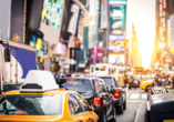 Wer durch das Lichtermeer am Times Square fährt, spürt, warum New York niemals stillsteht.