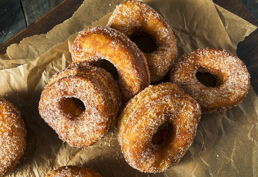 Probieren Sie unbedingt einen Cronut – eine Kreuzung aus Croissant und Donut.
