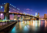 Besuchen Sie die imposante Brooklyn Bridge auch mal bei Nacht und staunen Sie über das leuchtende Manhattan.