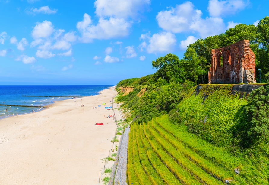 Die Kirchenruine in Hoff ist ein beliebtes Ausflugsziel direkt am Meer.