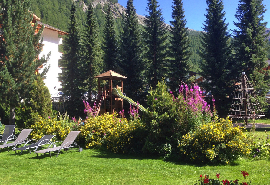 Der schöne Gartenbereich des Hotels Kristall Saphir