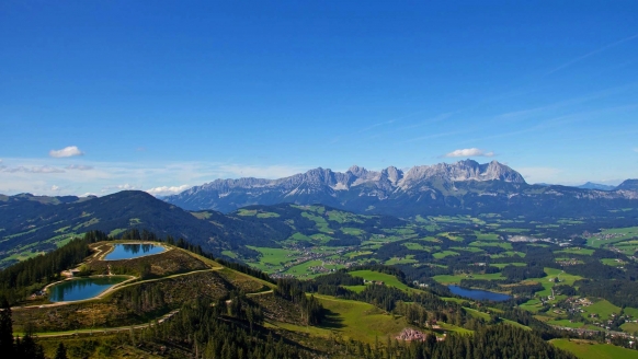 Traumhafter Panoramablick vom Hahnenkamm auf die umliegende Bergwelt