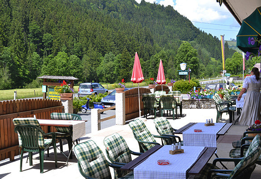Entspannen Sie auf der Sonnenterrasse des Hotels Aurach mit herrlichem Ausblick.