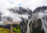 Wandern Sie hoch hinauf auf die Karalm und betrachten Sie die Tiroler Bergwelt.