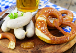 Genießen Sie traditionell bayerische Speisen.