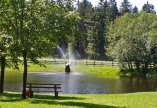 Der idyllische See am Sporthotel Sonnenhof lädt zum Verweilen ein.