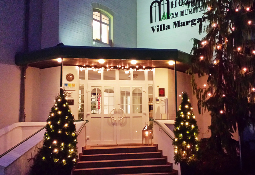 Ringhotel Villa Margarete in Waren (Müritz), Außenansicht Weihnachten