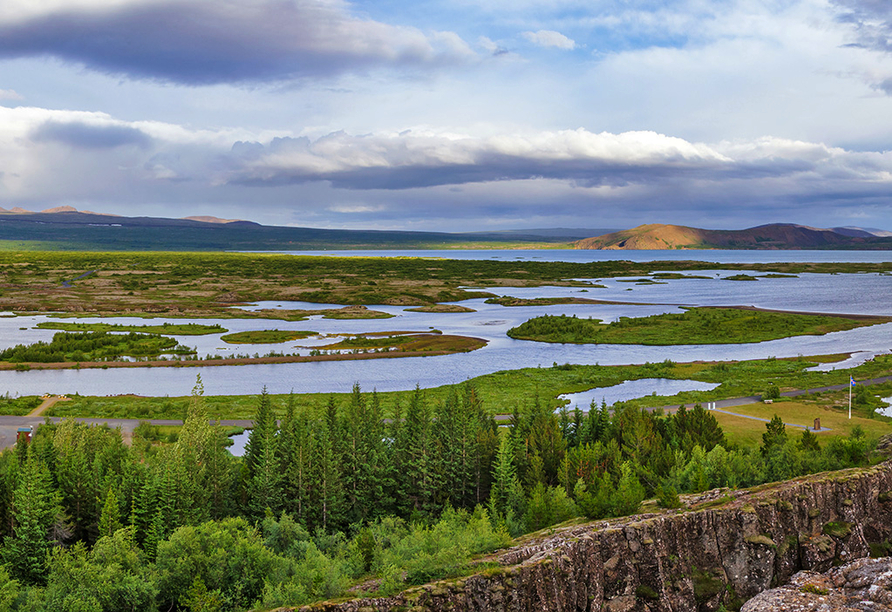 Der Thingvellir Nationalpark befindet sich in der Grabenbruchzone, die durch das Auseinanderdriften von zwei tektonischen Platten entstanden ist.