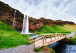 Besuchen Sie den Wasserfall Seljalandsfoss im Süden der Insel.