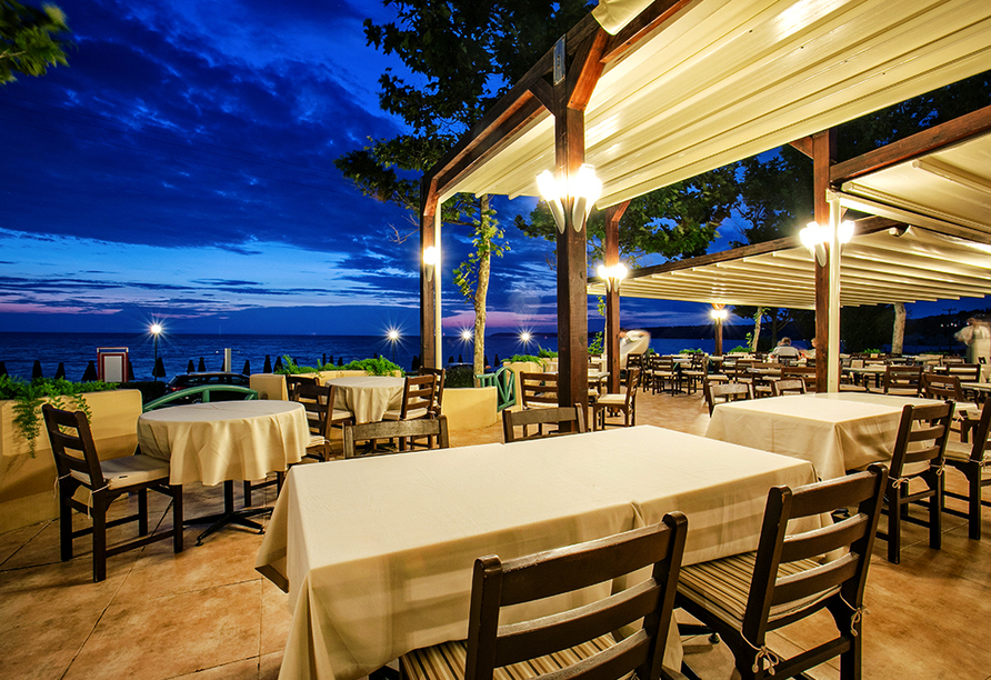 Verbringen Sie entspannte Abende auf der Terrasse mit Blick aufs Meer.