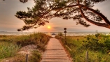 Genießen Sie den Sonnenuntergang am Ostseestrand.