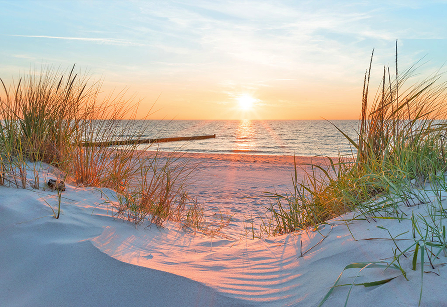 Lassen Sie sich auf keinen Fall den wunderschönen Sonnenuntergang an der Ostsee entgehen.
