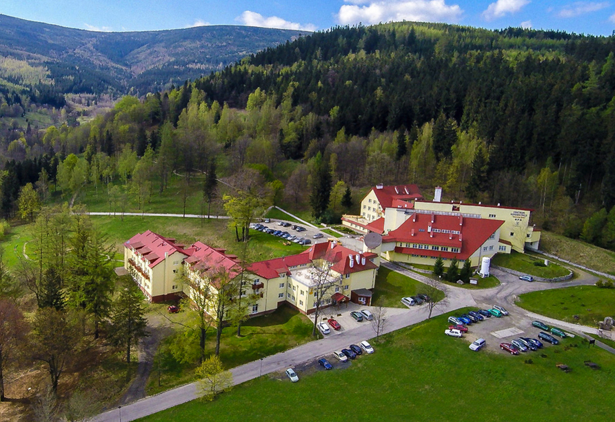 Blick auf das Hotel Klinika Mlodosci Medical SPA in Bad Flinsberg