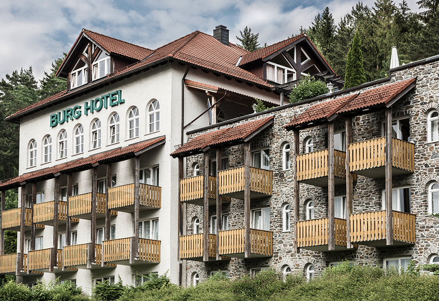 Die Fassade des Hotels wird teilweise von herrlich altem Burggemäuer geschmückt.