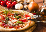 Lassen Sie es sich bei einer schmackhaften neapolitanischen Pizza gut gehen!