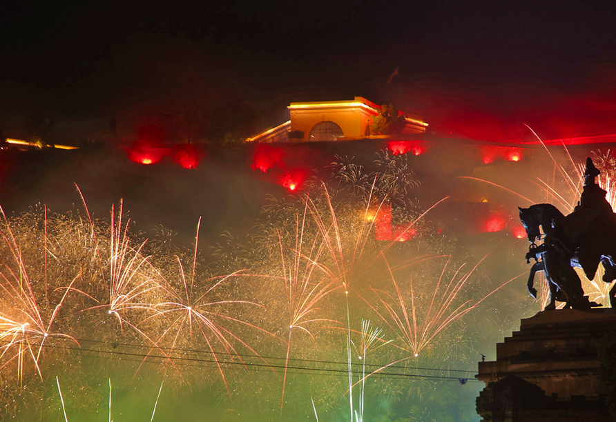 In Koblenz erwartet Sie das Highlight der Reise: Das spektakuläre Feuerwerk von Rhein in Flammen®.