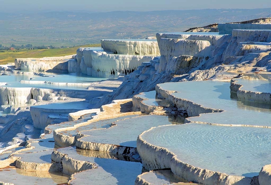 Freuen Sie sich auf einen kurzen Halt unter den Kalksinterterrassen in Pamukkale und genießen Sie eine fabelhafte Aussicht!