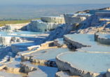 Freuen Sie sich auf einen kurzen Halt unter den Kalksinterterrassen in Pamukkale und genießen Sie eine fabelhafte Aussicht!