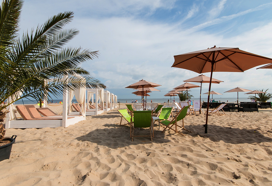 In der Beachbar des Hotels Hampton by Hilton Świnoujście können Sie sich zurücklehnen und den Strand genießen.