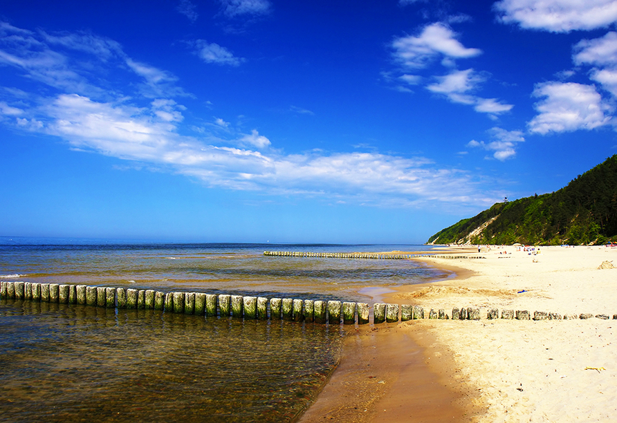 Die malerische Küste der polnischen Ostsee lädt zu einem erholsamen Tag am Strand ein.