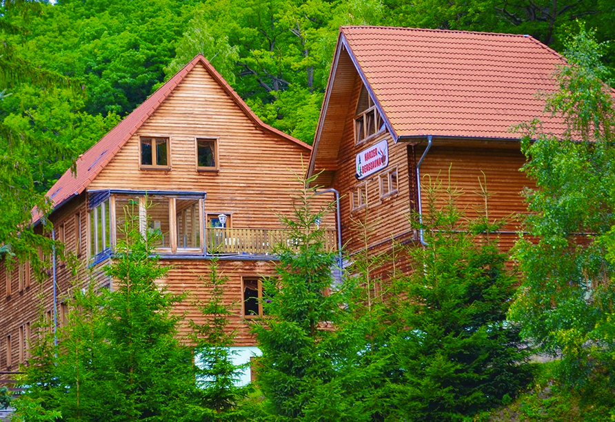 Waldhotel Altenbrak in Thale, Außenansicht im Sommer