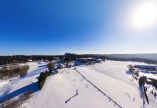 Luftansicht Ihres Hotels & Ferienparks in herrlicher Winterlandschaft