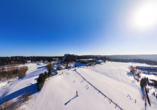 Luftansicht Ihres Hotel & Ferienparks in herrlicher Winterlandschaft