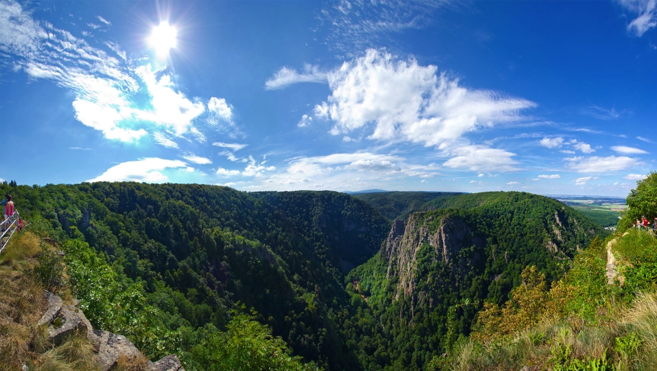 Die Felsplateaus von Hexentanzplatz und Rosstrappe gewähren atemberaubende Ausblicke in den Harz und das Harzvorland.